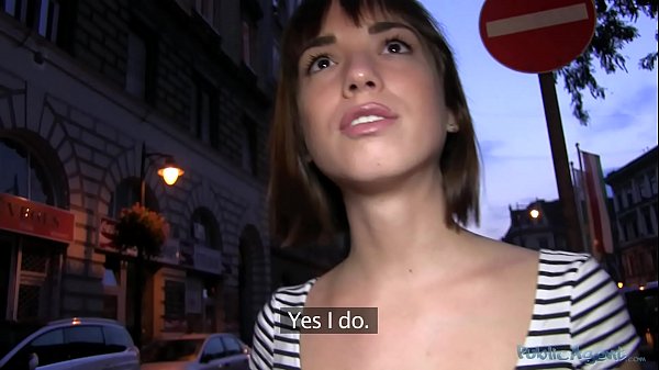 Жарит незнакомку на пустыре после знакомства в центре города
