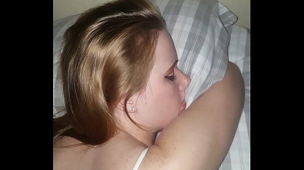 Девка спит и не чувствует, что член входит в её жопу